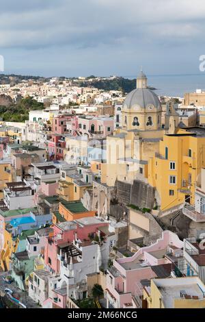 Procida ist eine der Flegrean-Inseln vor der Küste von Neapel in Süditalien. Die Insel liegt zwischen Cape Miseno und der Insel Ischia Stockfoto