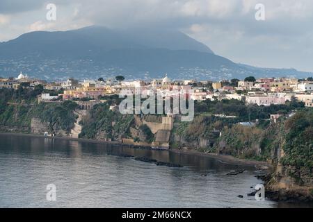 Procida ist eine der Flegrean-Inseln vor der Küste von Neapel in Süditalien. Die Insel liegt zwischen Cape Miseno und der Insel Ischia Stockfoto