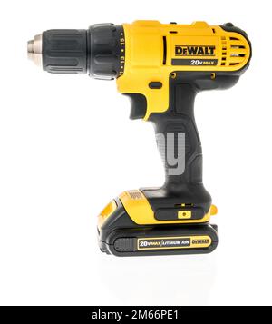 Winneconne, WI - 5. Dezember 2022: Ein Paket mit Dewalt Akku-Bohrmaschine mit max. 20V w auf isoliertem Hintergrund. Stockfoto
