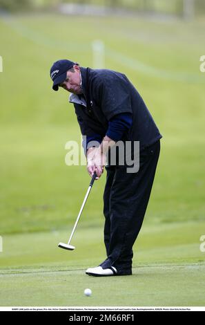 BARRY LANE Putts on the Green, Pro-am, Victor Chandler British Masters, The Marquess Course, Woburn Golf and Country Club, Buckinghamshire, 020529. Foto: Glyn Kirk/Action Plus.2002.Golfer Golfer.Putting putt.greens.celebrities Prominente Celeb Celebs Stockfoto