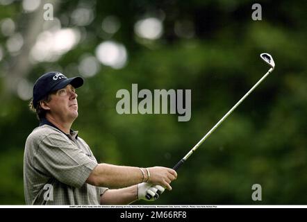 BARRY LANE (eng) untersucht die Distanz, nachdem er ein Iron, Volvo PGA Championship, Wentworth Club, Surrey, 030525 gespielt hat. Foto: Glyn Kirk/Action Plus.Golf Golfer.2003 Stockfoto