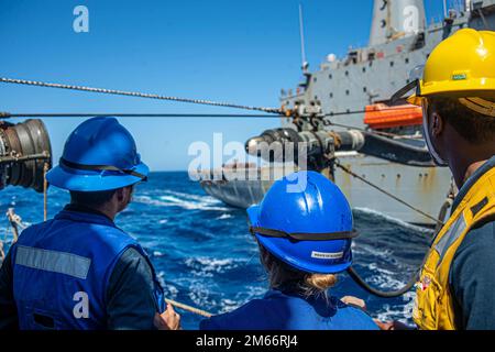 220408-N-UP745-1284 Ost-Mittelmeer (8. April 2022) der Arleigh-Burke-Klasse-Guided-Missile Destroyer USS Jason Dunham (DDG 109) erhält eine Brennstoffsonde während einer Wiederauffüllung auf See mit Henry J. Kaiser-Class-Nachfüllöler USNS Laramie (T-AO-203), 8. April 2022. Jason Dunham ist Teil der Harry S. Truman Carrier Strike Group, deren Einsatz im US-Flottenbereich 6. geplant ist, um die Interessen der USA, Verbündeten und Partner in Europa und Afrika zu unterstützen. Stockfoto