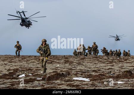 USA Marines, die der 22. Marineexpeditionstruppe zugeteilt wurden, und Royal Marine Commandos, die der M-Kompanie zugeteilt wurden, 42 Commando Royal Marines führen eine taktische Bergung von Flugzeugen und Personal während der Northern Viking 2022 auf dem Keflavik-Stützpunkt, Island, am 8. April 2022 durch. Northern Viking 22 stärkt die Interoperabilität und die Einsatzbereitschaft zwischen den USA, Island und den Alliierten und ermöglicht eine bereichsübergreifende Kommandoführung und Kontrolle von gemeinsamen Streitkräften und Koalitionstruppen zur Verteidigung der isländischen und der Sea Lines of Communication in der GIUK-Lücke (Grönland, Island, Vereinigtes Königreich). Stockfoto