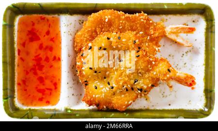 Gebratene Garnelen in Tempura-Teig und Sesam Stockfoto