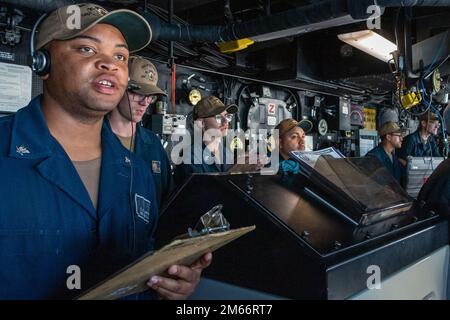 220408-N-VQ947-1042 PAZIFIK (8. April 2022) – Matrosen stehen Wache im Pilothaus der Amphibien-Transportanlage USS Portland (LPD 27), während das Schiff den Marinestützpunkt San Diego verlässt, 8. April 2022. Portland führt gerade Routineeinsätze in der US-3.-Flotte durch. Stockfoto