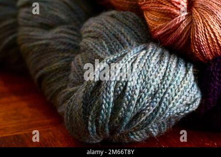 Sträucher aus farbenfrohem Merino und Seidengarn Stockfoto
