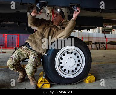 USA Air Force Senior Airman Aaron McClean, ein Mitglied der Waffenladungscrew der 492. Aircraft Maintenance Unit, bereitet sich während eines vierteljährlichen Ladungswettbewerbs in Royal Air Force Lakenheath, England, auf das Verladen von Munition auf einen F-15E Strike Eagle vor. Dieser Wettbewerb findet am 8. April 2022 statt. Die Besatzungsmitglieder wurden während des Wettbewerbs nach Schnelligkeit, Zuverlässigkeit und Kompetenz bewertet, wobei der F-35A Lightning II als erster eingesetzt wurde Stockfoto