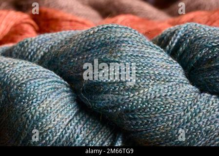 Moosgrün und Herbstfarben Seiden- und Merinogarne Stockfoto