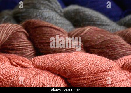 Sträucher aus Seide, Merino- und Alpaka-Garn Stockfoto