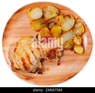 Appetitliches Schweinekotelett, serviert mit Kartoffeln Stockfoto