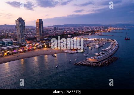 Abend Luftaufnahme der Küstenregion von Barcelona im Sommer, Spanien Stockfoto