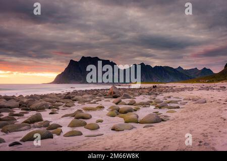 Dramatischer Sonnenuntergang um Mitternacht mit atemberaubenden Farben über Uttakleiv Beach auf den Lofoten Islands, Norwegen Stockfoto