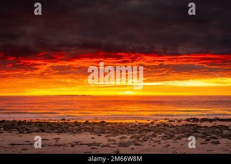 Mitternachtssonne am Horizont der Norwegischen See, Sonnenuntergang auf den Lofoten-Inseln, Norwegen Stockfoto