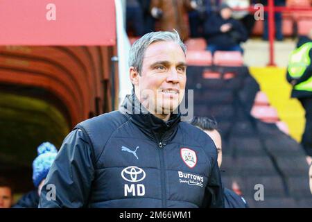 Oakwell Stadium, Barnsley, England - 2. Januar 2023 Michael Duff Manager von Barnsley - während des Spiels Barnsley gegen Bolton Wanderers, Sky Bet League One, 2022/23, Oakwell Stadium, Barnsley, England - 2. Januar 2023 Kredit: Arthur Haigh/WhiteRosePhotos/Alamy Live News Stockfoto