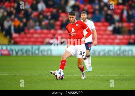 Oakwell Stadium, Barnsley, England - 2. Januar 2023 Matty Wolfe (33) of Barnsley - während des Spiels Barnsley gegen Bolton Wanderers, Sky Bet League One, 2022/23, Oakwell Stadium, Barnsley, England - 2. Januar 2023 Guthaben: Arthur Haigh/WhiteRosePhotos/Alamy Live News Stockfoto