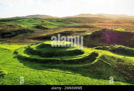 Dun Guaidhre multivalates prähistorisches Fort aus der Eisenzeit. Kilmeny, Islay, Innere Hebriden, Schottland. Antenne. Nach Osten Stockfoto