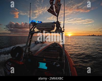 Küstenwache Cutter Pablo Valents kleine Schiffsbesatzung führt eine nicht konforme Schiffsverfolgungsübung mit einer 29-Fuß-Boot-kleinen Crew vom Maritime Safety and Security Team Kings Bay in Tampa Bay am 29. Oktober 2022 durch. Diese Weiterentwicklungen bereiten die Verfolgungsmannschaften auf die gefährlichen und schwierigen Aufgaben vor, die Fähigkeiten und Verständnis erfordern, die für das Abfangen, Annähern und Einsetzen nicht konformer Schiffe bei hoher Geschwindigkeit und in unmittelbarer Nähe unerlässlich sind. (USA Foto der Küstenwache von Petty Officer 1. Class Logan Kellogg.) Stockfoto