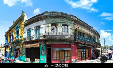 Buenos Aires, Argentinien, 1. Januar 2023: Farbenfrohe Gebäude von El Caminito, einem Straßenmuseum und einer traditionellen, von Touristen besuchten Gasse, in La Boca, einem Viertel von Buenos Aires Stockfoto