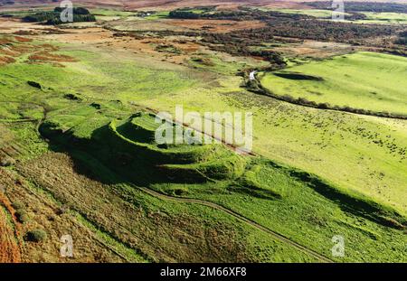 Dun nosebridge multivalates prähistorisches Fort aus der Eisenzeit, Hügel über dem Fluss Laggan, Islay, Innere Hebriden, Schottland. Antenne. Nach Osten Stockfoto