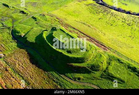 Dun nosebridge multivalates prähistorisches Fort aus der Eisenzeit, Hügel über dem Fluss Laggan, Islay, Innere Hebriden, Schottland. Antenne. Nach Osten Stockfoto