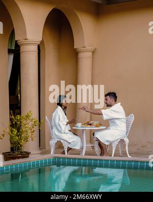 Ein Paar frühstückte am Pool während eines Urlaubs in einem italienischen Dorf in Italien. Stockfoto