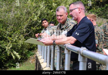 Donald Baldwin, Stabschef des Marine Corps Base (MCB) Camp Blaz, gibt den USA eine Einführung Generalmajor des Marine Corps Bradford Gering, kommandierender General des 3. Marine Aircraft Wing, während eines Besuchs im MCB Camp Blaz, Guam, 8. April 2022. Der Besuch im MCB Camp Blaz beinhaltete ein Treffen mit der Führung und wichtigen Mitarbeitern sowie eine Führung durch die Einrichtungen und Baustellen des MCB Camp Blaz. Besuche im MCB Camp Blaz ermöglichen es der lokalen Gemeinschaft und strategischen Partnern, mit der Basis zusammenzuarbeiten und gleichzeitig ihre Partnerschaft zu stärken und auszubauen. Stockfoto