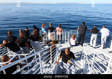 Sunburst Youth Challenge Academy Klasse 29 Kadetten, Mitarbeiter und Lehrer sehen Catalina Island aus der Ferne, während sie mit der Fähre von San Pedro, Kalifornien, zur nahe gelegenen Insel fahren, 8. April 2022. Im Rahmen der Programmkomponente „Service to Community“ von Sunburst haben die Kadetten das Wochenende damit verbracht, den Mitarbeitern des Pfadfinderlagers Camp Emerald Bay beim Bau von Zelten und bei der Vorbereitung von Räumlichkeiten für die Sommersaison zu helfen. Stockfoto