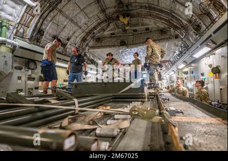 USA Flugzeuge, die der 60. Hafenstaffel und der 4. Lufttransportstaffel zugeteilt sind, beladen einen K-Lader auf eine C-17 Globemaster III am Luftwaffenstützpunkt Travis, Kalifornien, 8. März 2022. Das 60.-Flugschwadron von Team Travis wurde in die 4. AS integriert, um einen K-Lader zur Unterstützung der USA zu transportieren. Navy in einer F-35C Lightning II-Erholungsmission. Stockfoto