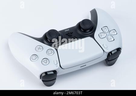 New york, USA - 28. Dezember 2022: Nahaufnahme des Sony playstation 5 -Controllers isoliert Stockfoto