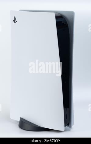 New york, USA - 28. Dezember 2022: Perspektivische Ansicht der Sony playstation 5-Konsole isoliert im Studiohintergrund Stockfoto