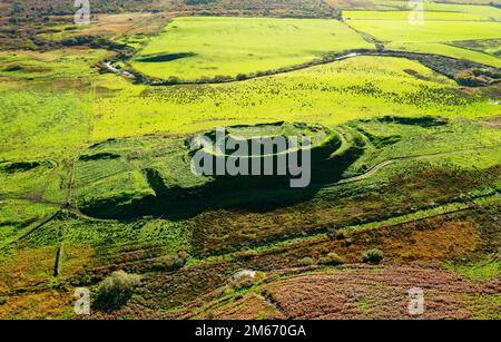 Dun nosebridge multivalates prähistorisches Fort aus der Eisenzeit, Hügel über dem Fluss Laggan, Islay, Innere Hebriden, Schottland. Antenne. Sieht so aus Stockfoto