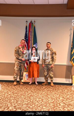 Marissa Schuhlein wurde von Brigg zur Installation Volunteer of the Year ernannt. General David Doyle, Joint Readiness Training Center und Fort Polk Commanding General (links) und Kommandosgt. Major NEMA Mobarakzadeh, Interimsposten Kommandooberoffizier Major (rechts). Stockfoto