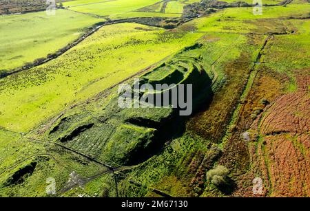 Dun nosebridge multivalates prähistorisches Fort aus der Eisenzeit, Hügel über dem Fluss Laggan, Islay, Innere Hebriden, Schottland. Antenne. Nach Süden schauen Stockfoto