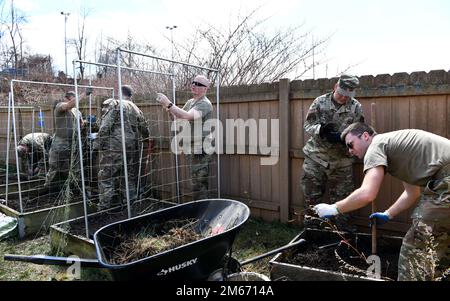 Der 104. Wartungsflug verbrachte den Nachmittag am 8. April 2022 ehrenamtlich im Friends of the Obdachlosenheim in Springfield, Massachusetts. Die 104MOF halfen dem Personal und den Kunden dabei, Gartenbetten zu kippen, Gitternetze zu bauen und die Frühlingsgärten zu Pflanzen. Die 104MOF arbeiten regelmäßig freiwillig in unserer Gemeinde in verschiedenen Organisationen. Die Friends of the Obdachlosenheime, betrieben von Clinical and Support Options, bietet ein warmes Bett und eine heiße Dusche für über 1.000 Menschen pro Jahr, und weisen ihnen einen Sachbearbeiter für Verhaltens- und psychische Gesundheit Bedürfnisse zu. (US Air National Guard Fotos von Mas Stockfoto