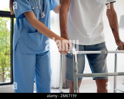 Arzt Krankenschwester Krankenhaus Krankenhaus Krankenpflege Behandlung besuchen älterer Mann männliche Rad Behinderung Unterstützung deaktiviert Hilfe Person Menschen professionelle Versicherung Ca Stockfoto