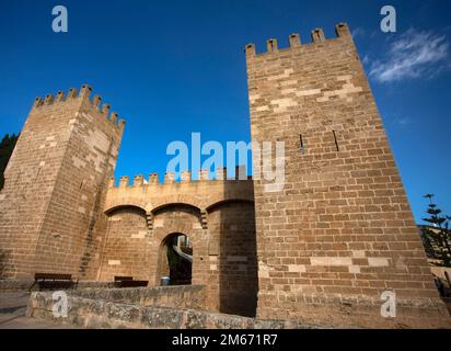 Alcudia, Palma de Mallorca - Spanien. 01. Oktober 2022. Die mittelalterliche Mauer von Alcudia hat eine unregelmäßige polygonale Form, bestehend aus 26 Türmen Stockfoto
