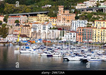 Hafen, Yachthafen und Stadt am Meer. Salerno, Italien. Stockfoto