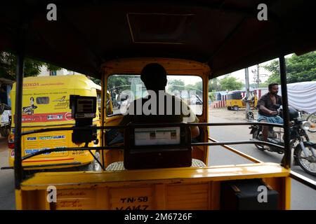 Reisen in einer Auto-Rickshaw in Madurai, Tamil Nadu, Indien. Stockfoto