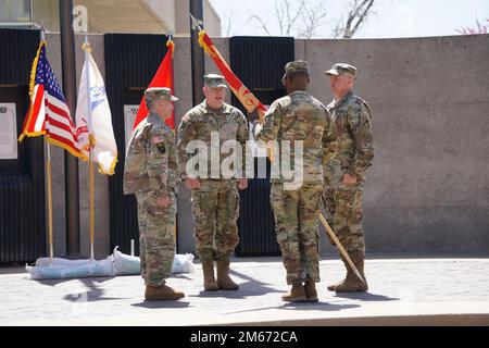 Oberbefehlshaber Major der 647. Regionalen Unterstützungsgruppe (RSG) Oberstleutnant George Kibuuka überreicht den Guidon dem scheidenden Oberst Michael W. Miller (links), 416. Theater Engineer Command (TEC), der Generalmajor Matthew V. Baker (Mitte), Und ankommender Oberstleutnant Adam C. Miller (rechts) während einer Zeremonie zum Kommandowechsel im Wichita Veteran's Memorial Park in Wichita, Kan. 9. April 2022. Die Zeremonie zum Kommandowechsel markiert den Moment, in dem sich die Leitung der Einheit ändert und die Übertragung der Verantwortung abgeschlossen ist. Der Hauptsitz des 647. RSG befindet sich im 1. LT. La Stockfoto