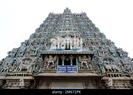 Die farbenfrohen Gopuramen des Meenakshi Amman Tempels in Madurai, Tamil Nadu, Indien. Stockfoto