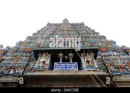 Die farbenfrohen Gopuramen des Meenakshi Amman Tempels in Madurai, Tamil Nadu, Indien. Stockfoto