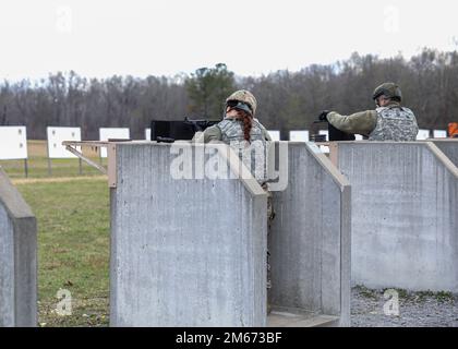 Soldaten, die dem 30. Truppenkommando der Nationalgarde Tennessee zugeteilt sind, führen am 9. April individuelle Waffenqualifikationen am Zeroing Range am Freiwilligentrainingsort in Tullahoma durch. Die Zerlegung der einzelnen Waffen gewährleistet Präzision, bevor die Soldaten zur Qualifikation kommen. Stockfoto