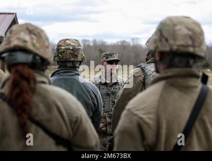 Alle Soldaten, die dem 30. Truppenkommando der Nationalgarde Tennessee zugeteilt waren, mussten eine Sicherheitsunterweisung absolvieren, bevor sie am 9. April die Reichweite betraten, an Tullahomas Volunteer Training Site. Diese Anweisungen stellen sicher, dass jeder Soldat über die Sicherheitsvorschriften des Einzelnen, der Waffe und der Umwelt informiert ist. Stockfoto