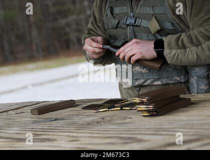 Soldaten, die dem 30. Truppenkommando der Nationalgarde Tennessee zugeteilt sind, leiten am 9. April Munition an Tullahoma's Volunteer Training Site. Die Soldaten im Einsatz stellten sicher, dass alle Soldaten, die sich für ihre individuellen Waffen qualifiziert hatten, über die richtige Ausrüstung verfügten. Stockfoto