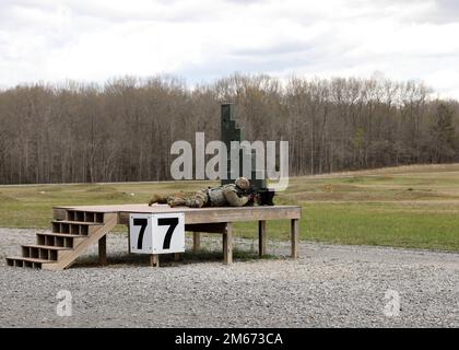 USA Army 1. Sgt. Deandra Jones, dem 301. Truppenkommando der Nationalgarde Tennessee zugewiesen, führt am 9. April eine individuelle Waffenqualifizierung auf dem Freiwilligentrainingslager in Tullahoma durch. Die individuelle Waffenqualifikation gewährleistet die Einsatzbereitschaft aller Soldaten. Stockfoto