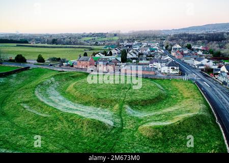 Neolithisches Hühnerdenkmal, bekannt als König Arthurs Round Table. Eamont Bridge, Cumbria, England. Hoar Frost hebt Graben, Berm und Südosteingang hervor Stockfoto