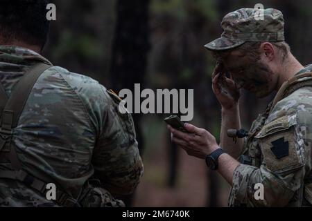 EIN US-AMERIKANISCHER Army Soldier trägt tarnierte Gesichtsfarbe während des 1.-254. Infantry Advanced Leaders Course 22-02 des Regional Training Institute auf Joint Base McGuire-Dix-Lakehurst, New Jersey, 9. April 2022. Der Infanterie Advanced Leaders Kurs ist ein branchenspezifischer Kurs, der Soldaten, die für eine Beförderung zum Staff Sgt. Ausgewählt wurden, eine Gelegenheit bietet, Führungsqualitäten, technische Fähigkeiten, taktisches Fachwissen und Erfahrung zu verbessern, die zur Leitung von Einheiten in Mannschaftsgröße erforderlich sind. Stockfoto