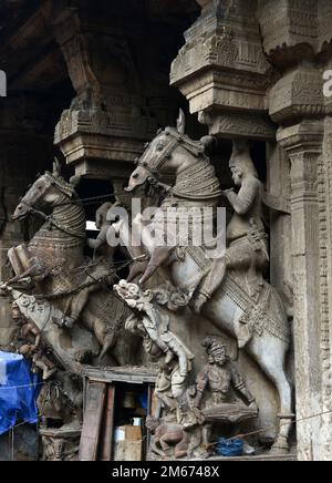 Säulen mit Reitern, die den Meenakshi Amman Tempel in Madurai, Tamil Nadu, Indien schmücken. Stockfoto