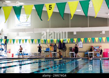 Sportler bereiten sich auf die Invictus Games 2022 vor, indem sie während des 2022 Invictus Games Team U.S. schwimmen Trainingslager, Fort Belvoir, Virginia, 9. April 2022. Team U.S ist Teil von mehr als 500 Teilnehmern aus 20 Ländern, die an den Invictus Games The Hague 2020 teilnehmen werden, die zehn adaptive Sportarten wie Bogenschießen, Spielfeld, Rudern in der Halle, Krafttraining, Schwimmen, Leichtathletik, Sitzen Volleyball, Rollstuhl-Basketball, Rollstuhl-Rugby, Und eine Herausforderung. Stockfoto