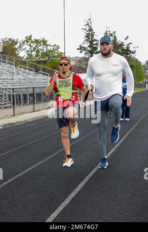 US-Rentner Army Staff Sgt. Michael Murphy, Left, und Ross Alewine, Right, Invictus Game Mitbewerber nehmen am 10. April 2022 in Fort Belvoir, VA, an der Schulung für die Rennstrecke Teil. Team U.S ist Teil von mehr als 500 Teilnehmern aus 20 Ländern, die an den Invictus Games The Hague 2020 teilnehmen werden, die zehn adaptive Sportarten wie Bogenschießen, Spielfeld, Rudern in der Halle, Krafttraining, Schwimmen, Laufbahn, Sitzen Volleyball, Rollstuhl-Basketball, Rollstuhl-Rubin, Und eine Herausforderung. Stockfoto